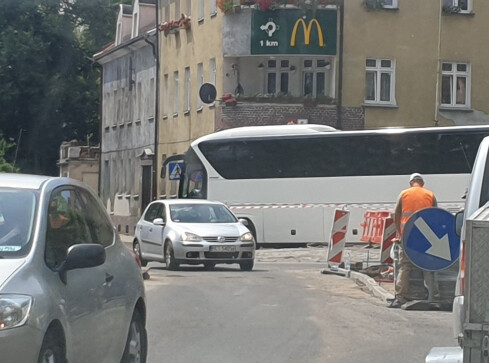 Za ciasne rondo? Autobusy urywają tam lusterka - grafika